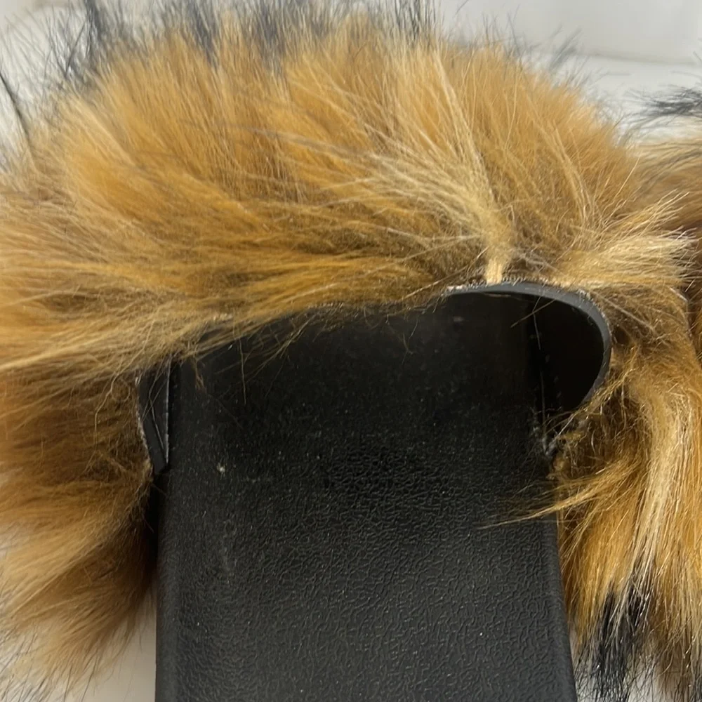 WOMANS FURRY SLIP ON SANDALS SIZE 7